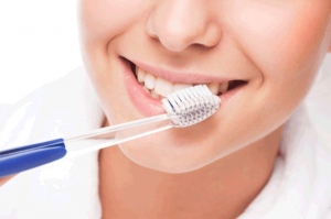 cara memutihkan gigi secara alami dan permanen