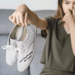 Cara Menghilangkan Bau Sepatu